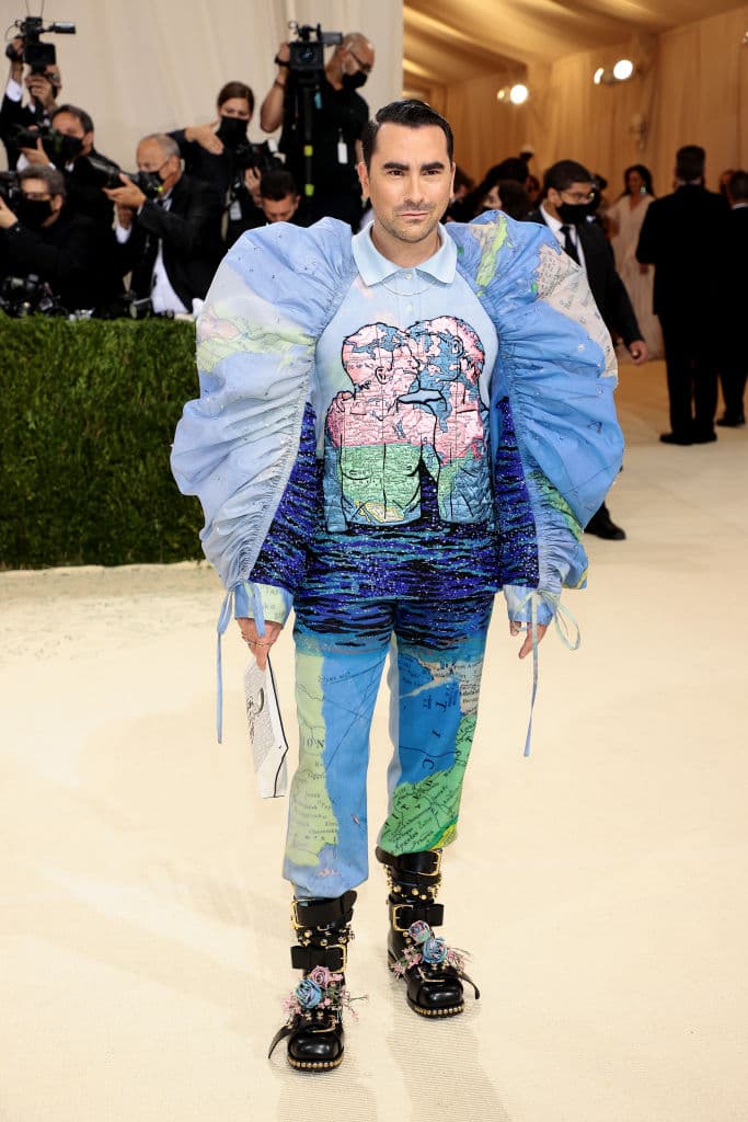 Este fue el debut del actor en la Met Gala y en su atuendo, hay más en su atuendo de lo que parece.