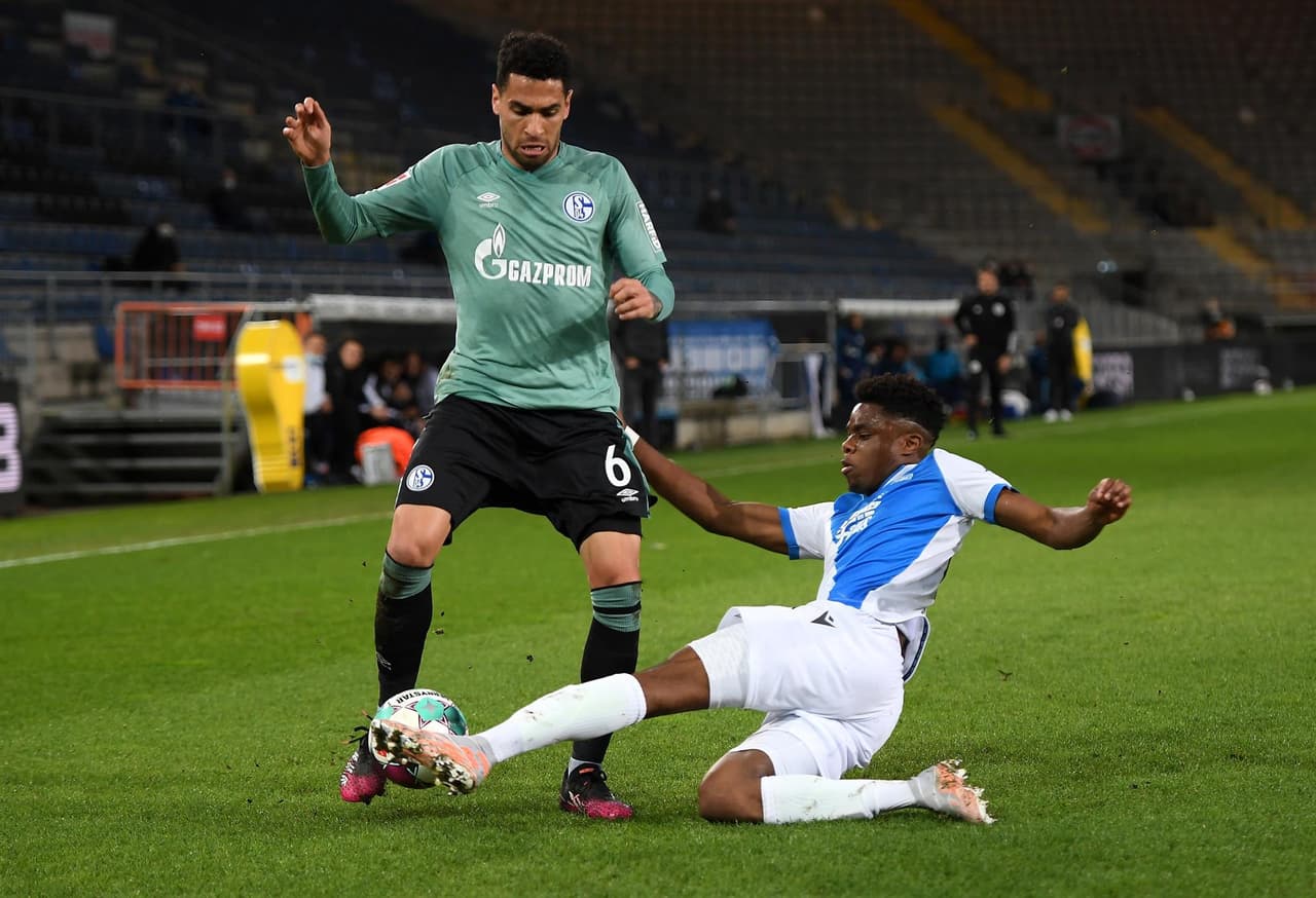 Arminia gana por la mínima ante el Schalke 04 durante la Jornada 30 de la Bundesliga. Fabian Klos le dio la victoria a su equipo al minuto 50 y, con este resultado, los 'mineros' descienden a segunda division del futbol alemán.