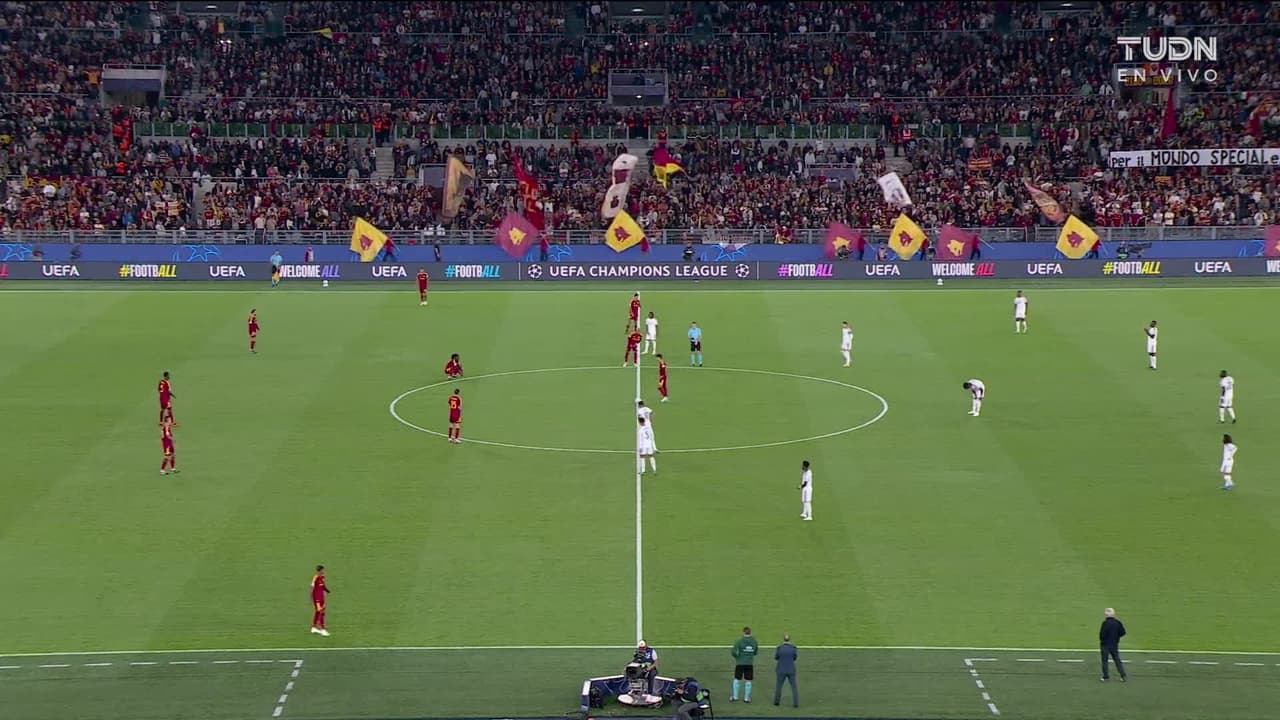 Arranca el partido y la pelota está en juego.