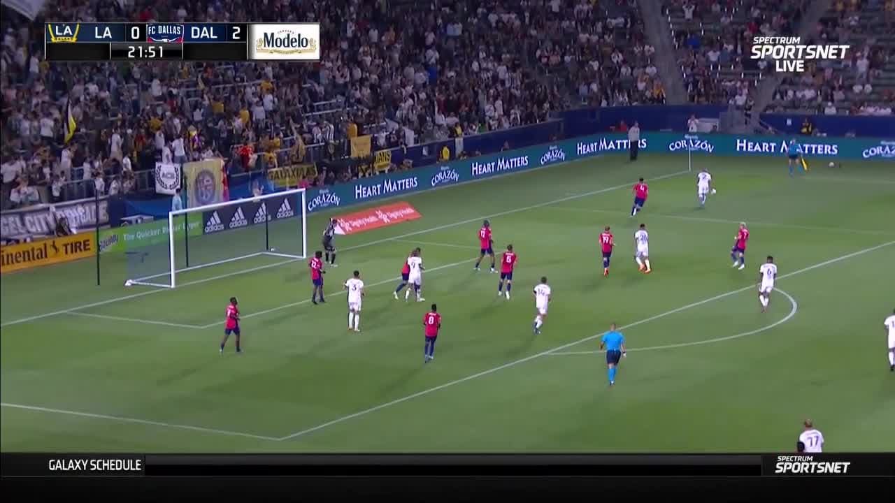 Ferreira sella doblete tras burlar al portero y anotar con la red vacía para el 3-0 de Dallas