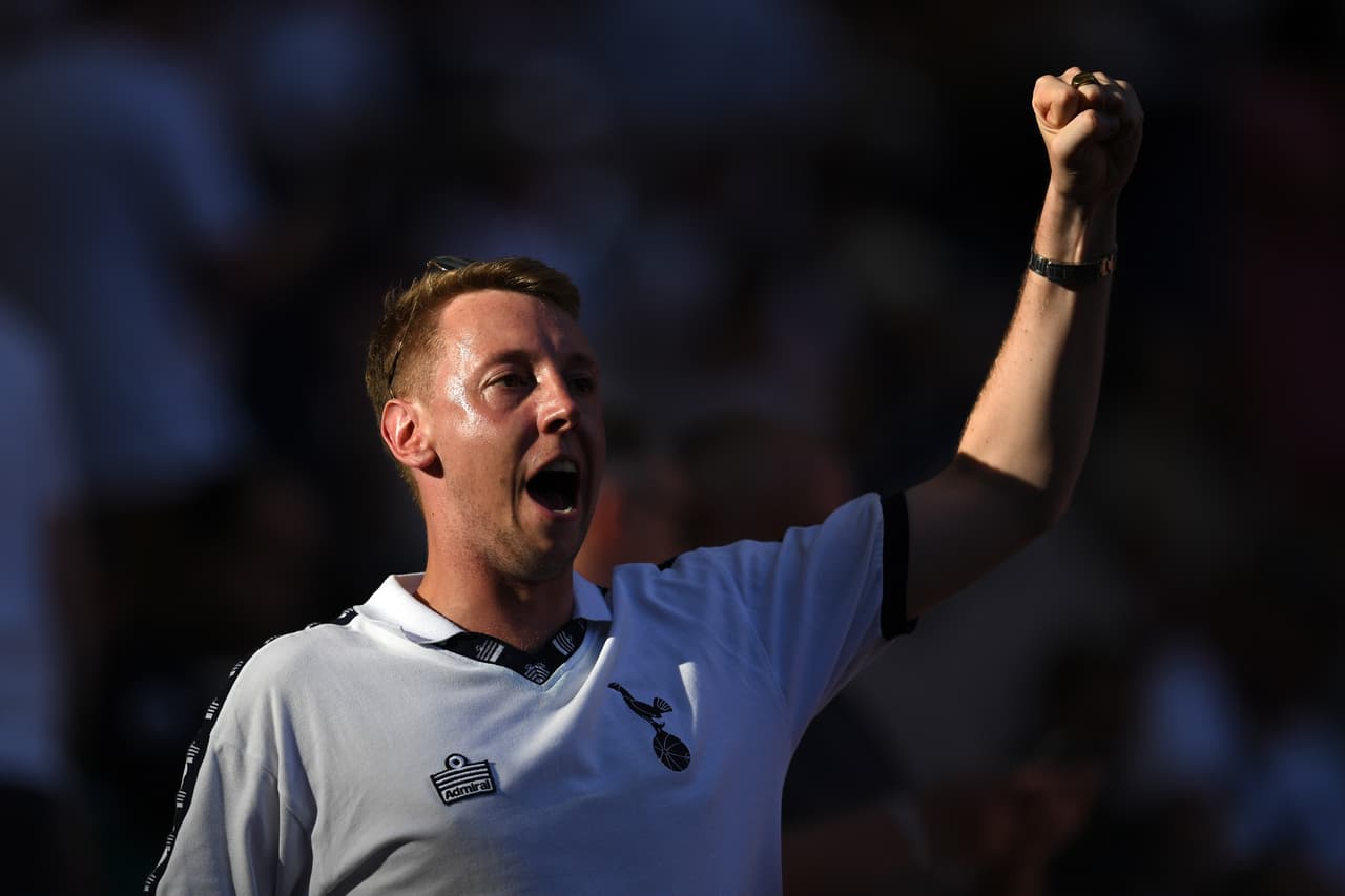 Después de dos series de infarto, los fanáticos del Tottenham llegaron al Metropolitano con el deseo de levantar su primera Champions League pero con menos sufrimiento. Los Spurs se dejaron ver con sus banderas, sus cantos, bufandas y playeras especiales.