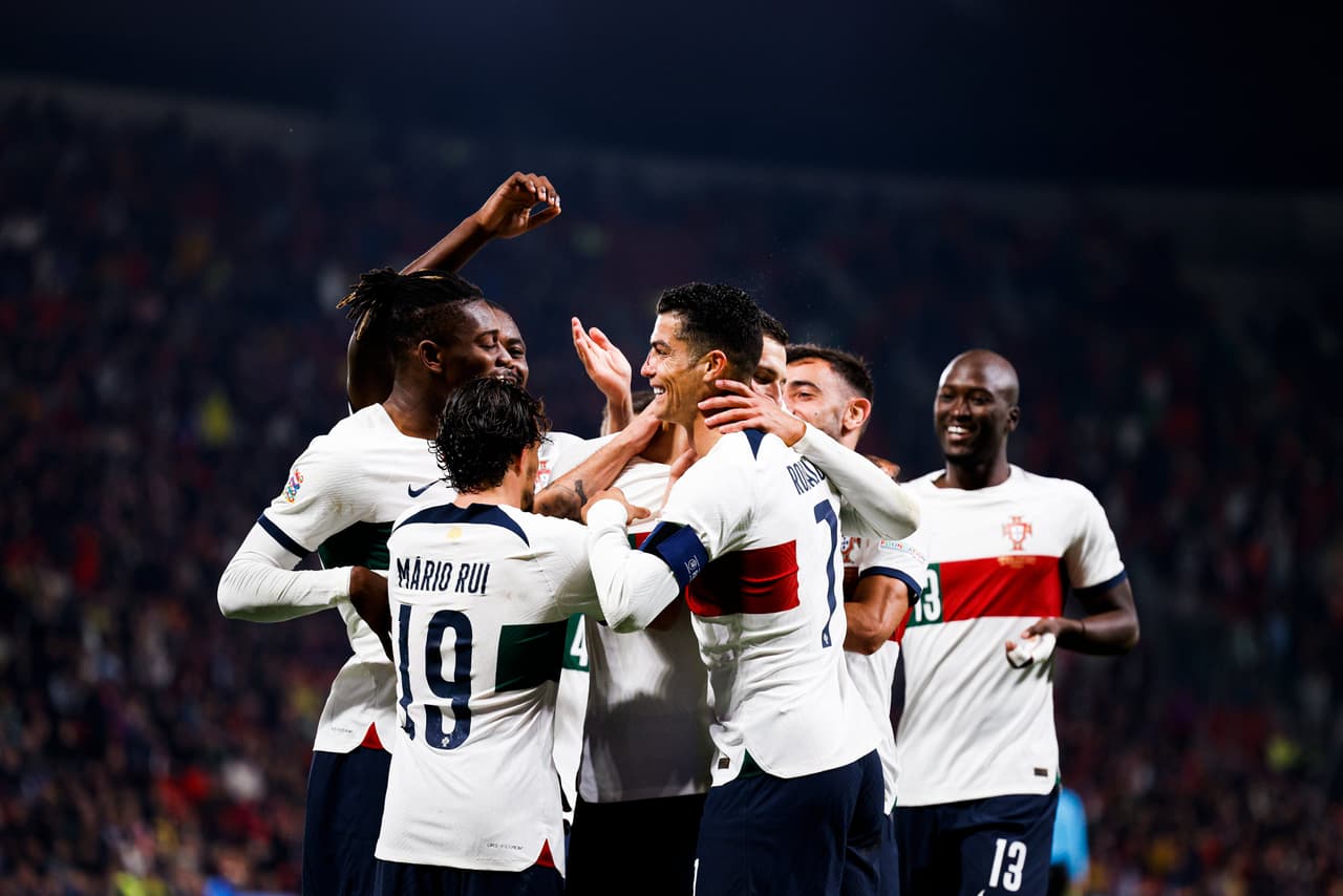 Cristiano Ronaldo recibe fuerte golpe durante partido con Portugal