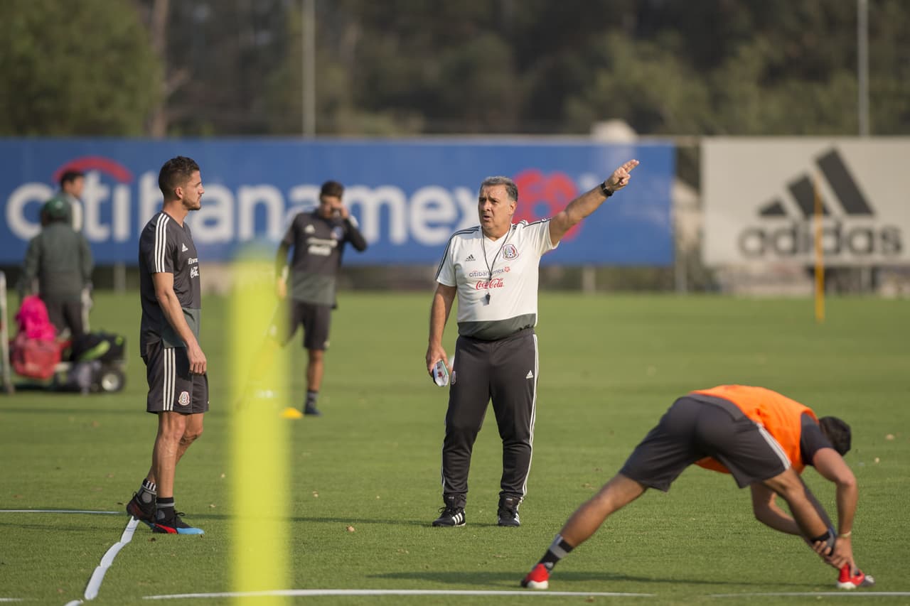 Detallista, enérgico, atento y muy dinámico se notó al argentino Gerardo Martino en su primer entrenamiento como director técnico de México en el Centro de Alto Rendimiento en la Ciudad de Mexico.