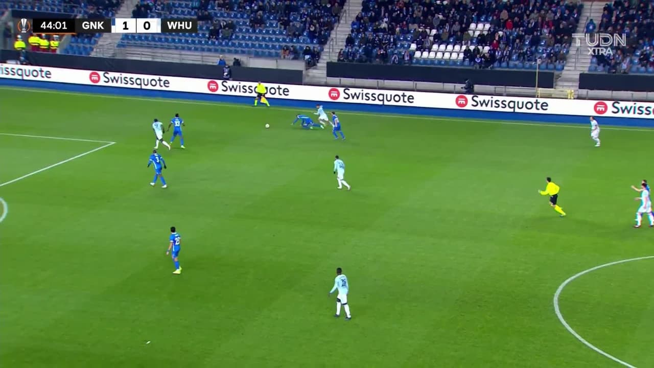 ¡TIRO ATAJADO! disparo por Michail Antonio.