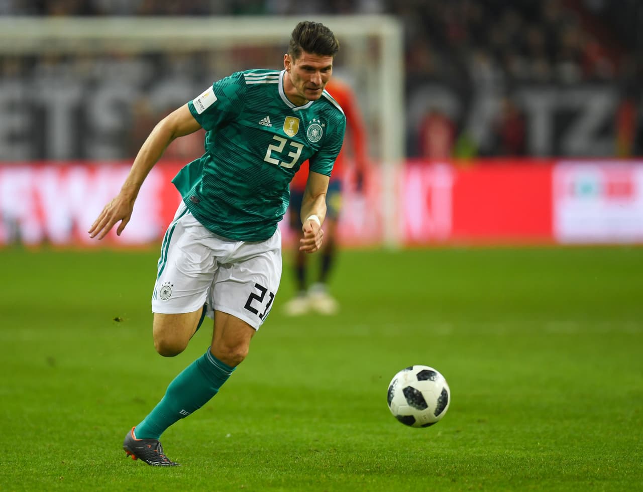 23-
<b>Mario Gomez (s/c)</b>. Entró por Werner a los 84 minutos y casi nada pudo hacer.
