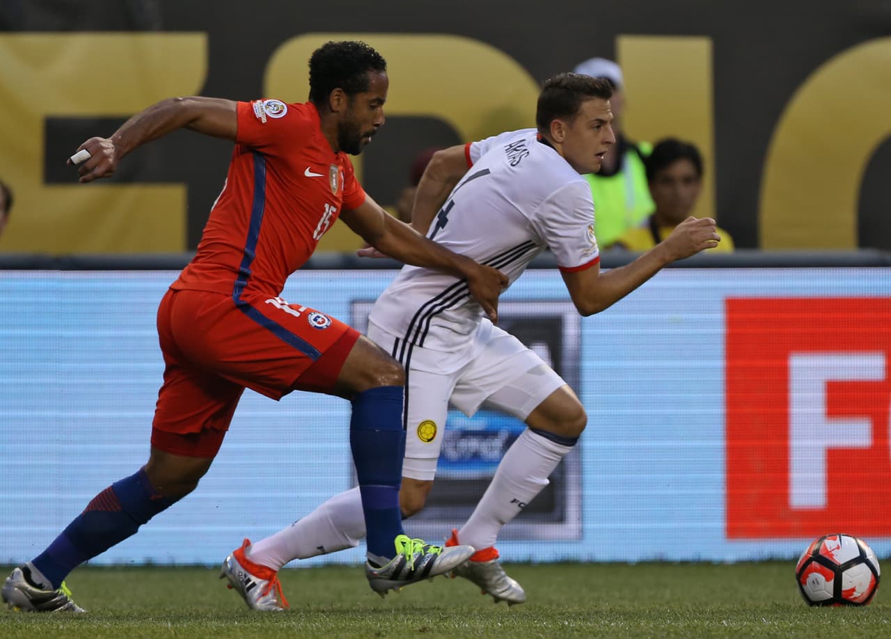 Jean Beauséjour. Se vio exigido en su intento por detener a James Rodríguez por el lado izquierdo respecto a la defensa chilena. Luego del reinicio del partido fue uno de los que más impreciso se vio. A los 64 minutos fue amonestado. Calificación: 7