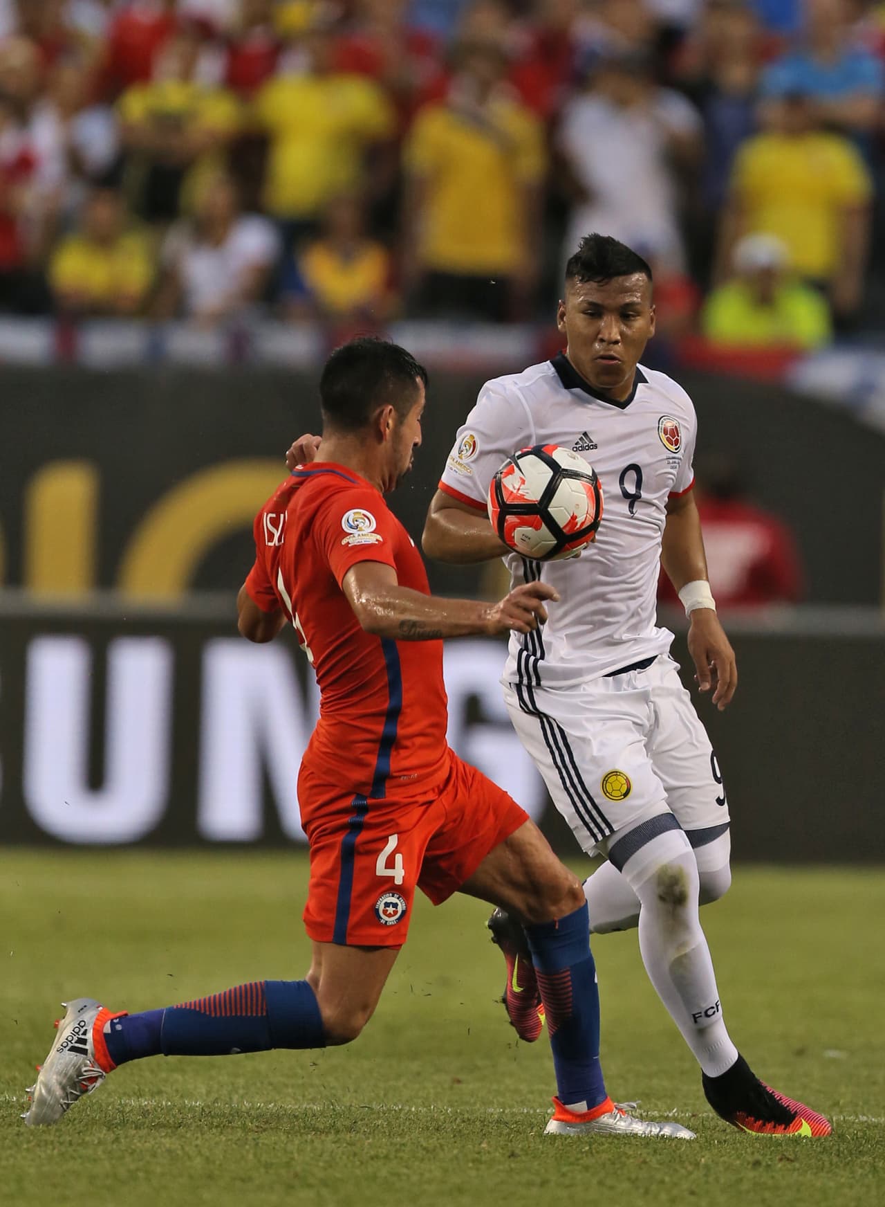 Mauricio Isla. Muy buen acompañamiento con Fuenzalida por el lado derecho del ataque chileño. Fue de los que hizo un esfuerzo físico muy valioso, subir y bajar, todo el tiempo, en apoyo a la defensa y el ataque. Calificación: 7