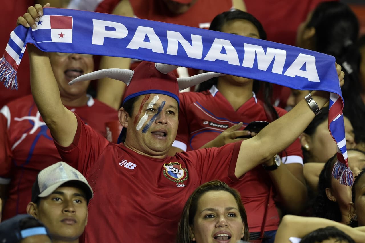 Panamanian supporters wait for the beginning of the FIFA World Cup Russia 2018 Concacaf qualifier match against Honduras in Panama City on June 13, 2017. / AFP PHOTO / RODRIGO ARANGUA (Photo credit should read RODRIGO ARANGUA/AFP/Getty Images)