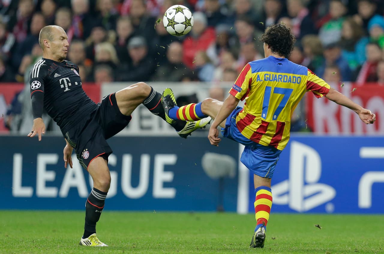 El 19 de septiembre de 2012, Guardado disputó en el Allianz Arena su primer partido de Champions League contra Bayern Munich. Ese fue el primero de 7 partidos a nivel continental que jugó el mexicano esta temporada en Europa.