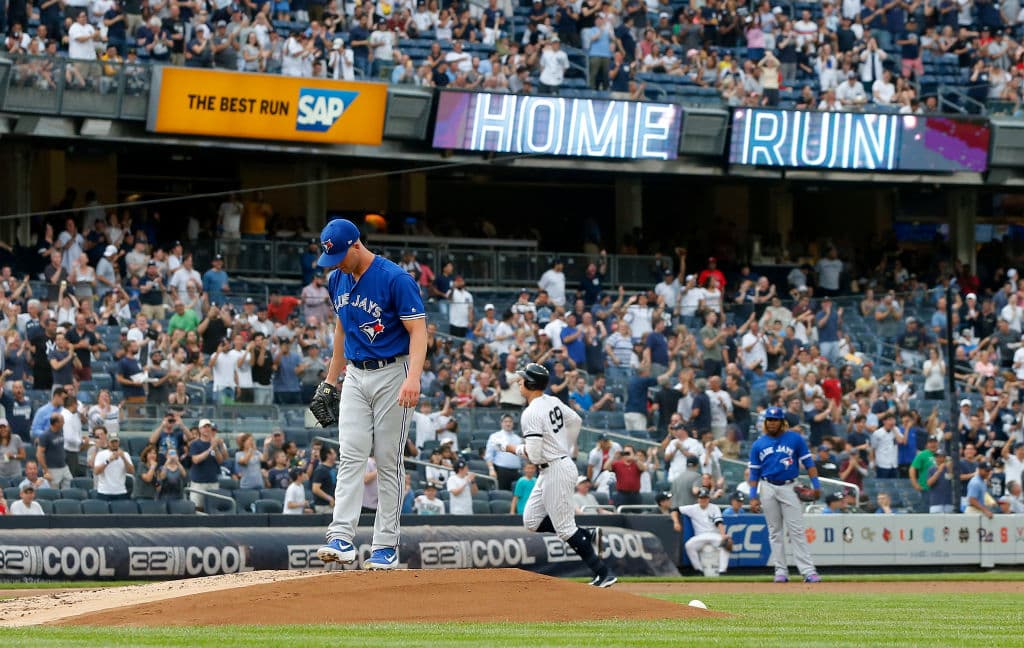 Los New York Yankees establecieron una nueva marca en MLB este martes, al conectar cuadrangular en 28 encuentros consecutivos. Y para imponer esta marca no perdieron tiempo en este juego que terminaron ganando 4-3 a los Toronto Blue Jays.