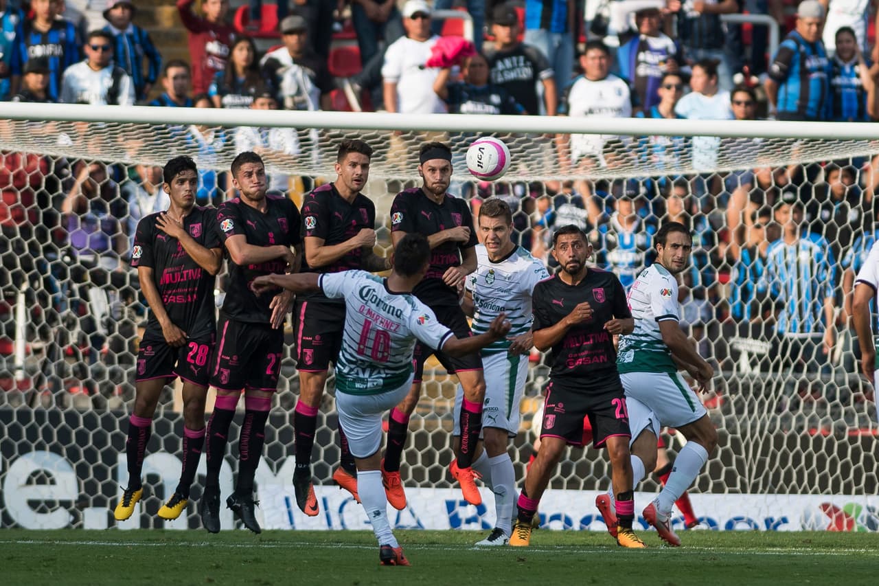 Postal de un tiro libre cobrado por Osvaldo Martínez. El balón pasó sobre la portería rival en una buena aproximación.