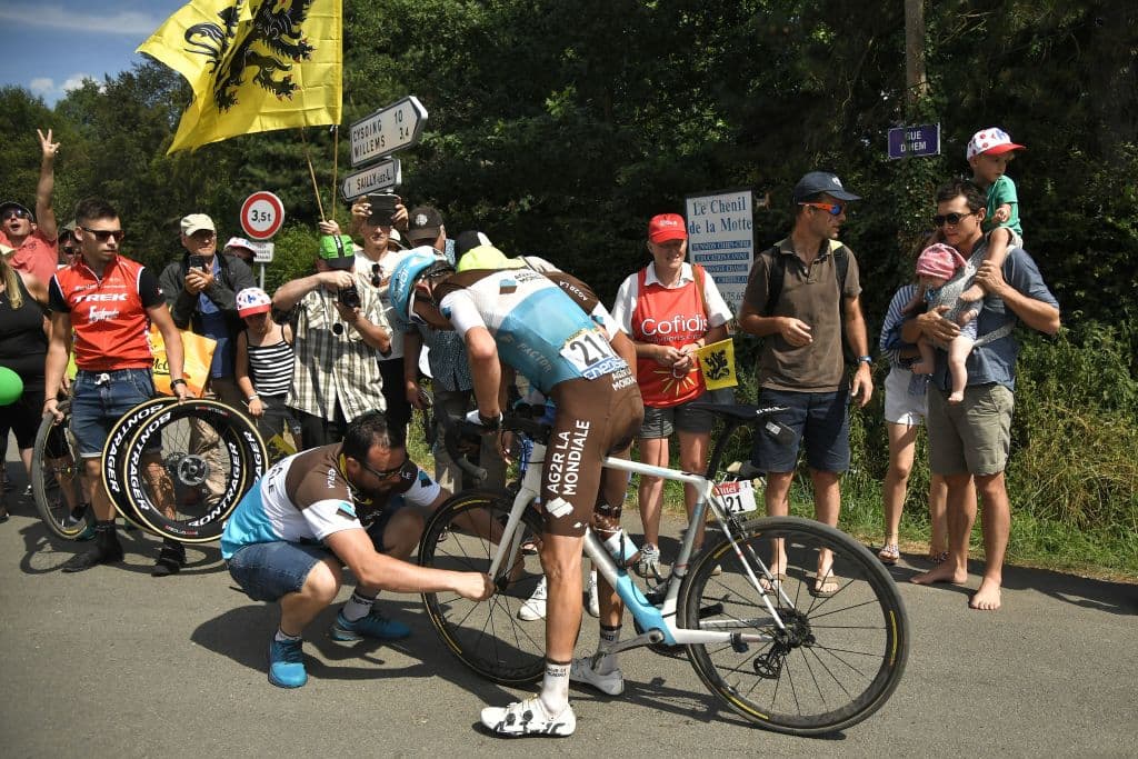 El francés Romain Bardet del AG2R tuvo que cambiar de bicicleta debido a un pinchazo durante el trayecto.