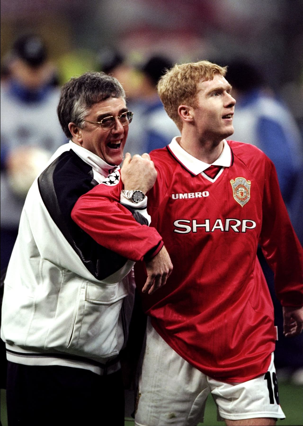 La playera del Manchester United de 1999 pasó a la historia por ser el primer ganador de triplete de Champions, Premier y Copa, atuendo que podría motivar al propio José Mourinho. 
<a href="https://www.univisiondeportesfanshop.com/storeitems?ss=manchester-united" target="_blank">Vea acá más jerseys.</a>