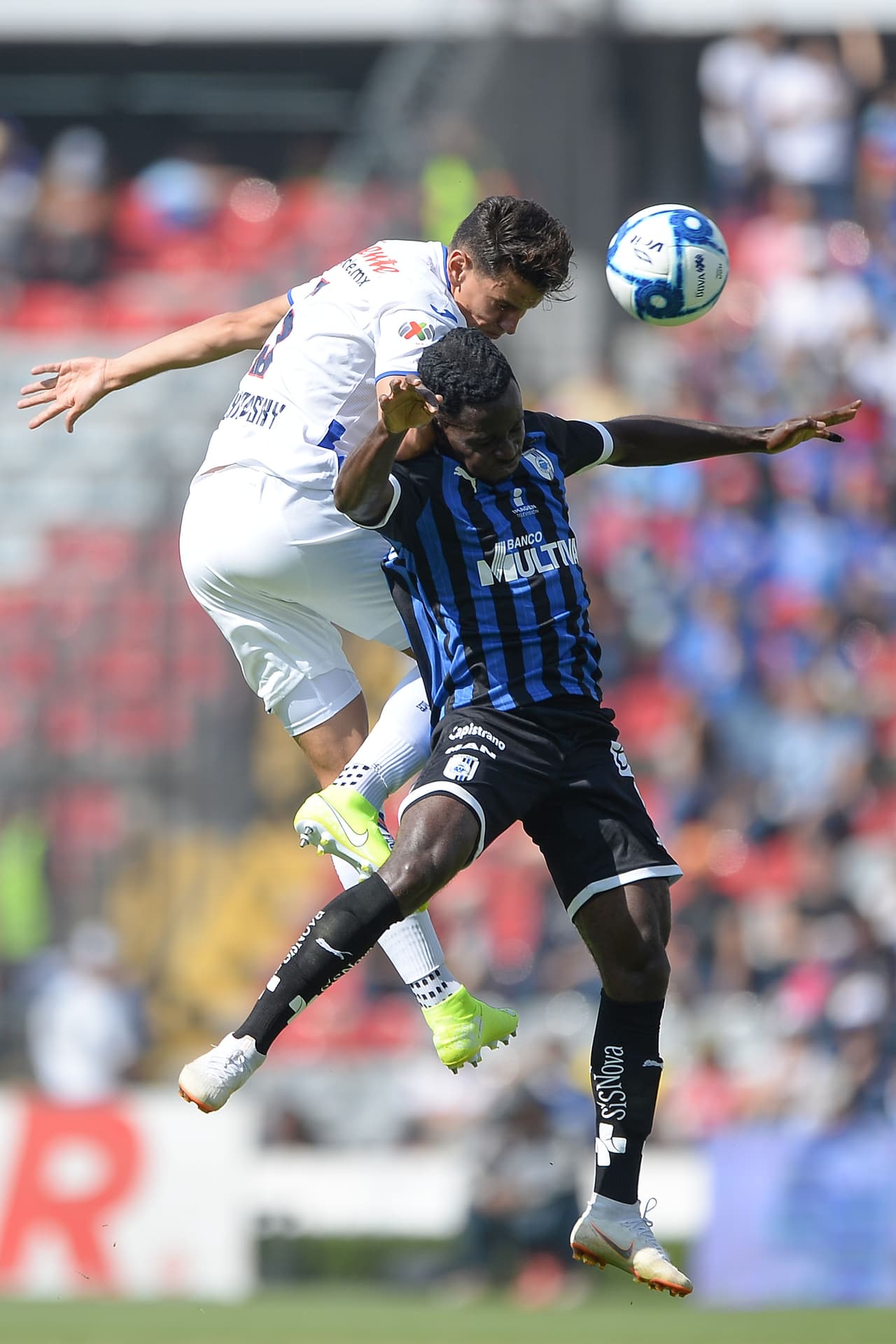 Tres goles de Gallos, obra de Luis Romo y Jair Pereira, fueron suficientes para derrotar a un Cruz Azul que no conoce la victoria en el Apertura 2019.