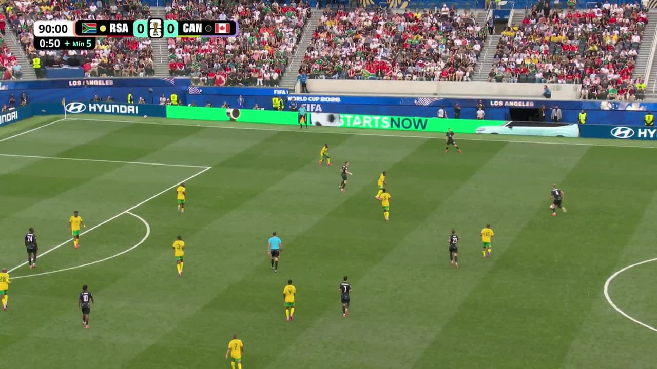 ¡GOL!  anota para Canadá. Stephen Eustaquio