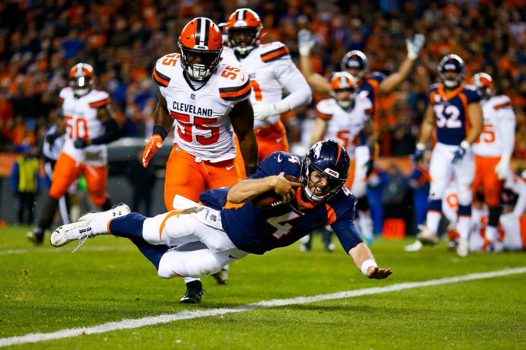 Case Keenum (4) quarterback de los Denver Broncos, parece suspenderse en el aire mientras cruza la línea de gol para aterrizar en el end zone en el juego del sábado ante los Cleveland Browns.