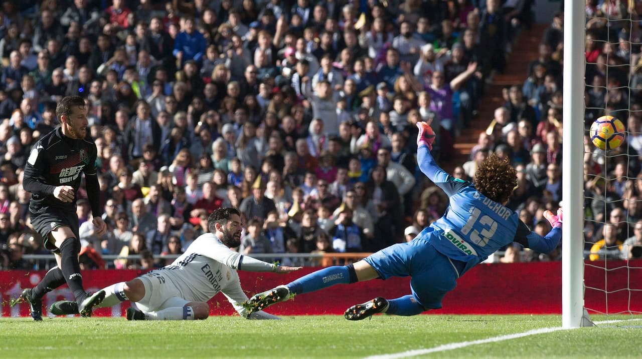 Tras varias paradas de mérito de 'Memo' Ochoa, fue superado de nuevo en una asistencia perfecta de Modric a Isco. El Real Madrid finalizaba con facilidad todas sus acciones ofensivas y hasta acarició el triplete con un disparo desde la frontal que sacó como pudo el portero del Granada. Kroos y Modric pudieron firmar la manita antes del descanso.