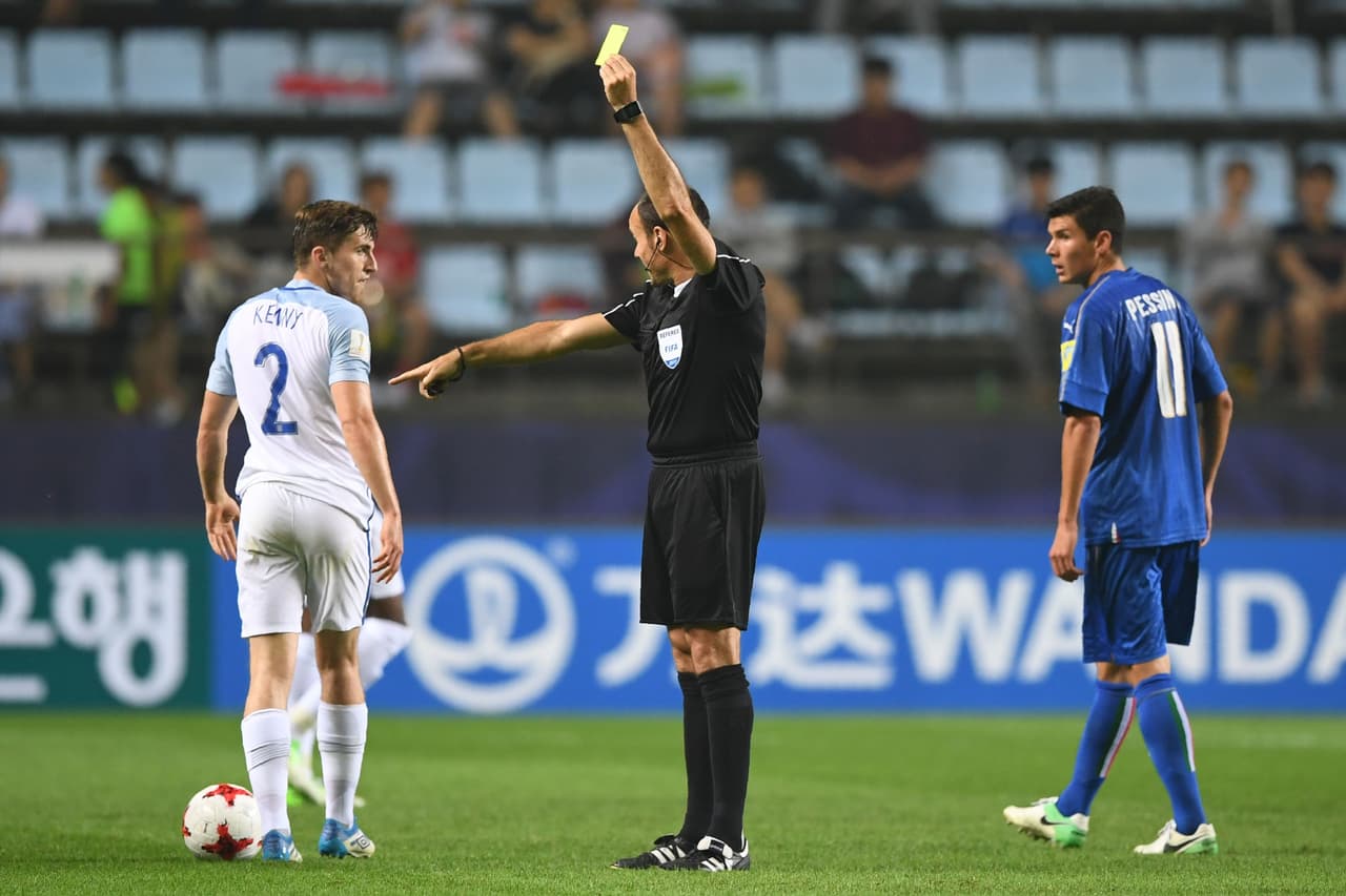 Jonjoe Kenny, defensa inglés, fue amonestado en uno de esos avances de Inglaterra.