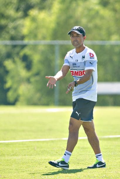 Carlos Barra dejó se de ser el técnico interino en Rayados para convertirse en el flamante director técnico para el Apertura 2014. Es un hombre prácticamente hecho en Monterrey y conoce la institución. Su trabajo habla bien de él y ha reforzado el plantel. Habrá que seguirlo durante el torneo.