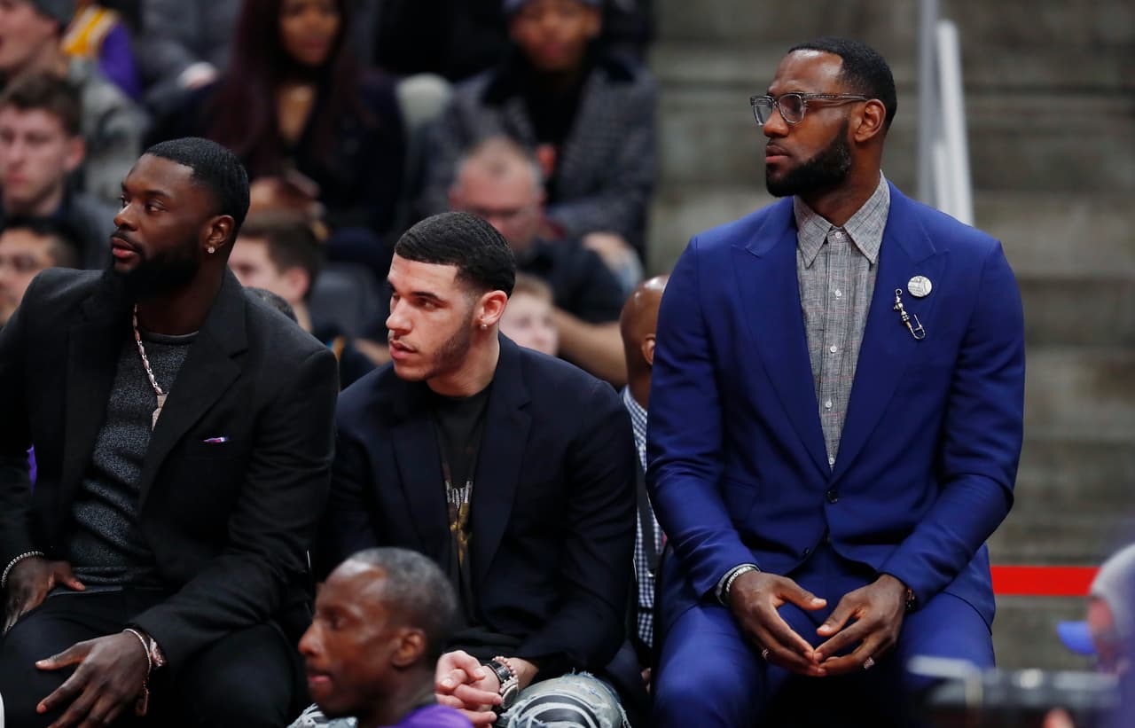 LeBron James (derecha) no pudo hacer nada para impedir la derrota de los Lakers ya que fue puesto en reserva para este partido.