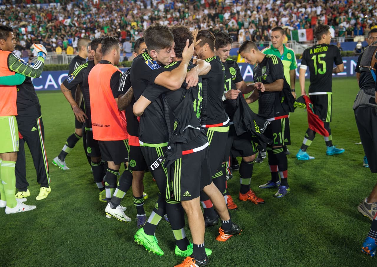 La fiesta entre los jugadores fue evidente, luego de momentos difíciles durante la Copa Oro de 2015 y tras la salida por la controversia de Miguel Herrera con un periodista.