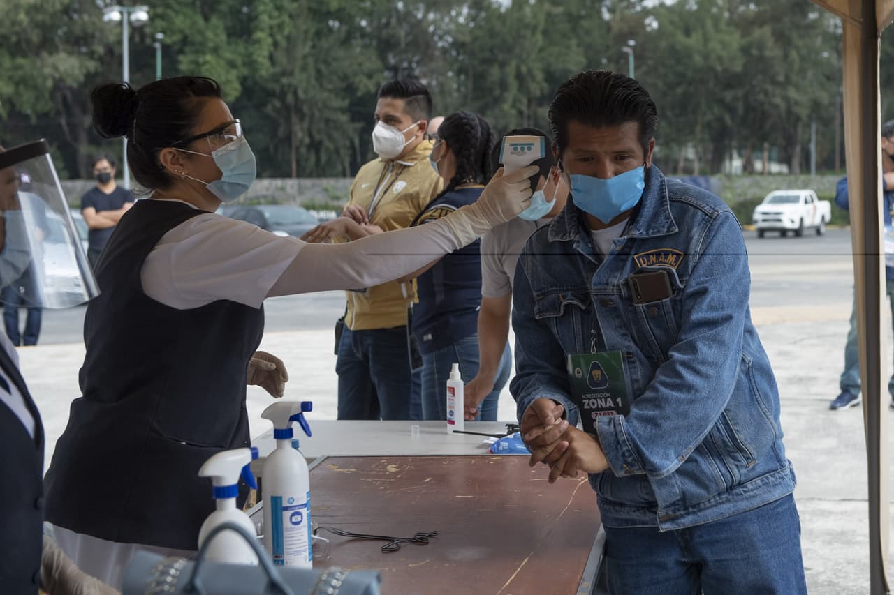 Los asistentes al Olímpico Universitario pasaron por filtros sanitarios donde se les tomó la temperatura y se les aplicó gel antibacterial.