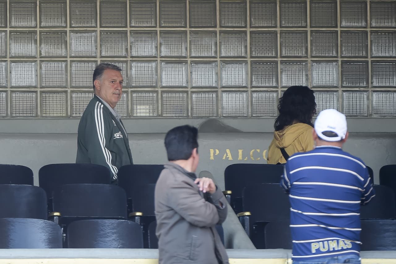 La presencia del argentino Gerardo Martino, técnico de México, fue un detalle de la fiesta de hinchas y porristas en el estadio Olímpico Universitario por el Pumas vs Monterrey en el Clausura 2019.
