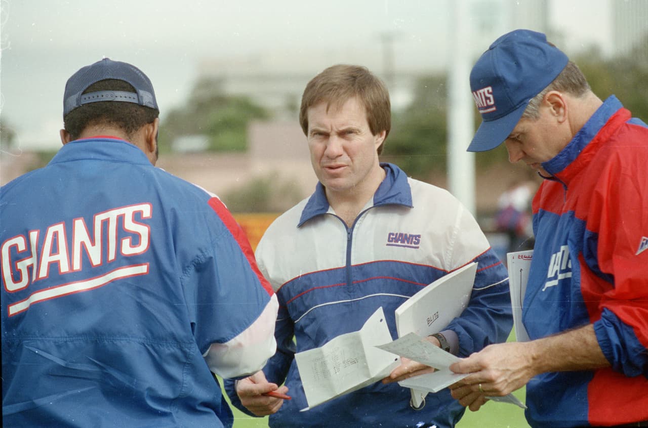 En esta imagen, Belichick (centro), que data de 1991 nos da una idea de sus comienzos en el fútbol americano. Aunque sus inicios se remontan más atrás, tanto así como 1975 con los Baltimore Colts.