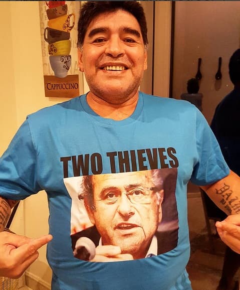 Maradona le manda un polémico mensaje a Blatter y Platini