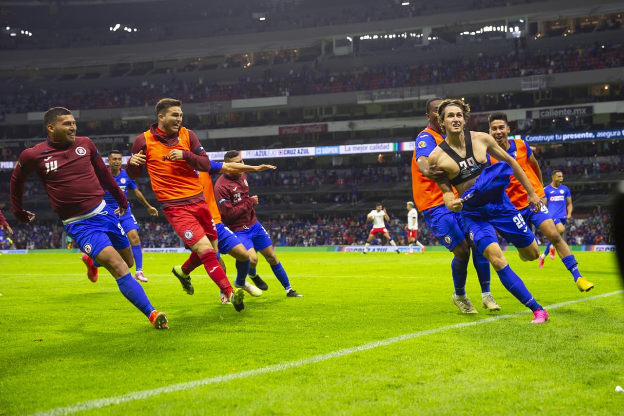 Santi Giménez revela consejo de su papá: "Estos partidos se ganan con personalidad"