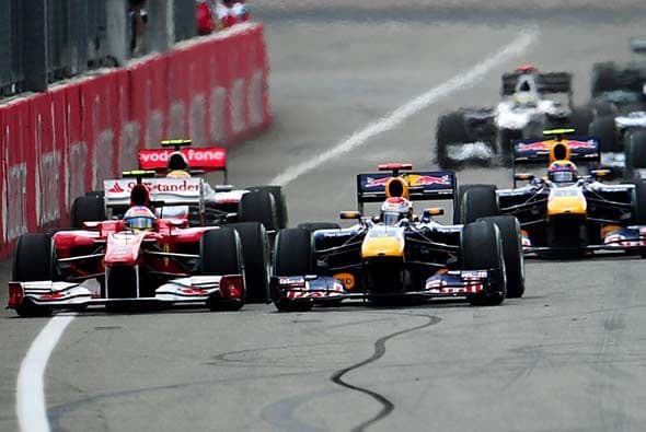 Vettel le cerró el paso a Alonso, mientras Massa aprovechó la maniobra para tomar el primer puesto.