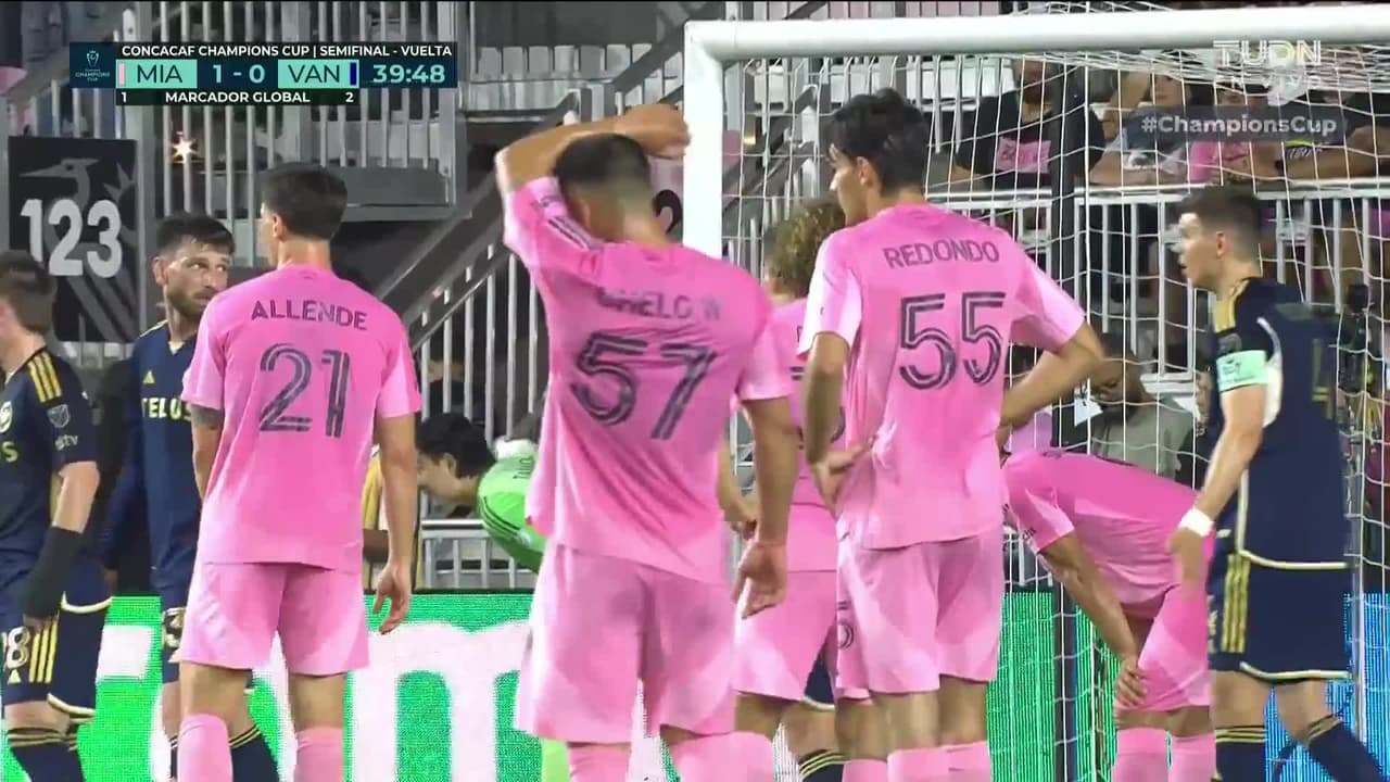 ¡TIRO ATAJADO! disparo por Lionel Messi.