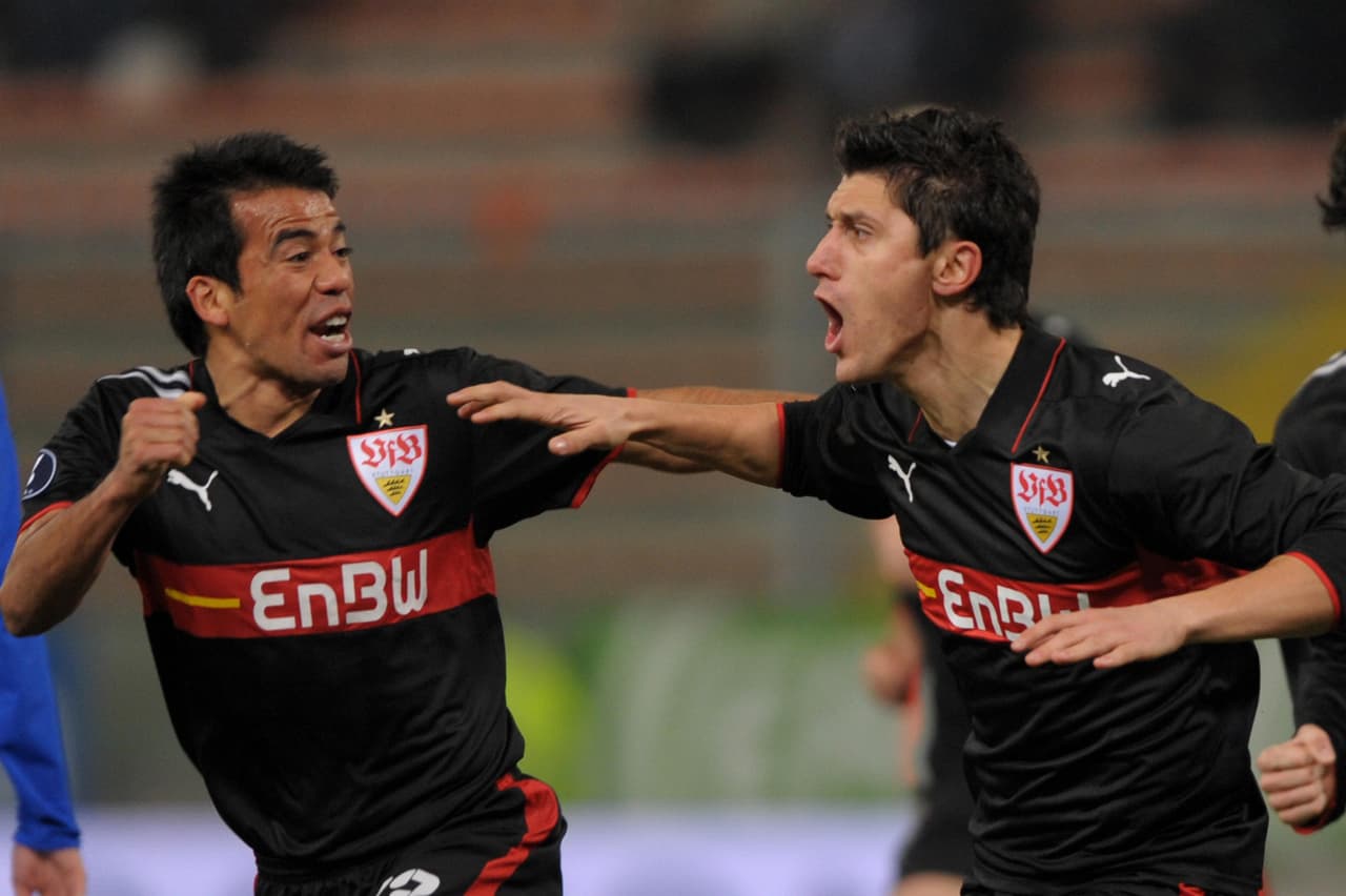 Llegó al Stuttgart en 2006, tras el Mundial, y allí hizo historia. Jugó 93 partidos, fue el primer mexicano en marcar gol en Bundesliga y jugó la Champions League con su club.