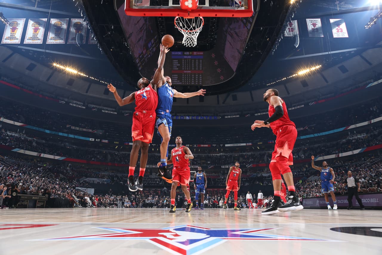 Este nuevo formato del NBA All-Star Game dio bueno frutos pues el cotejo se desarrolló con intensidad y ambos equipos buscaron el triunfo a toda costa. Finalmente Team LeBron se impuso 157 a 155 ante Team Giannis ¡Estas fotos son para enmarcar!