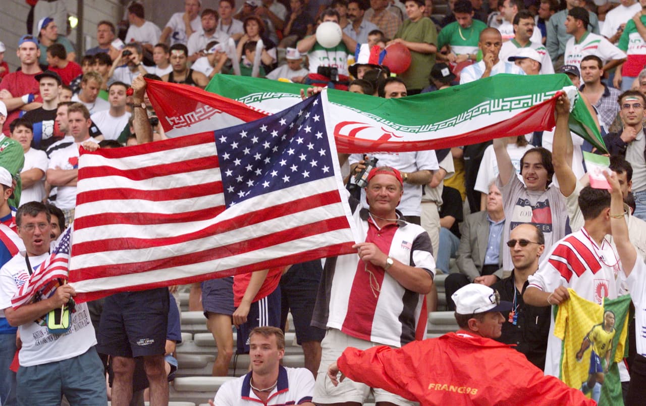 En las tribunas del Stade Gerland en Lyon, los fanáticos de ambos países se reunieron en medio de la fiesta.