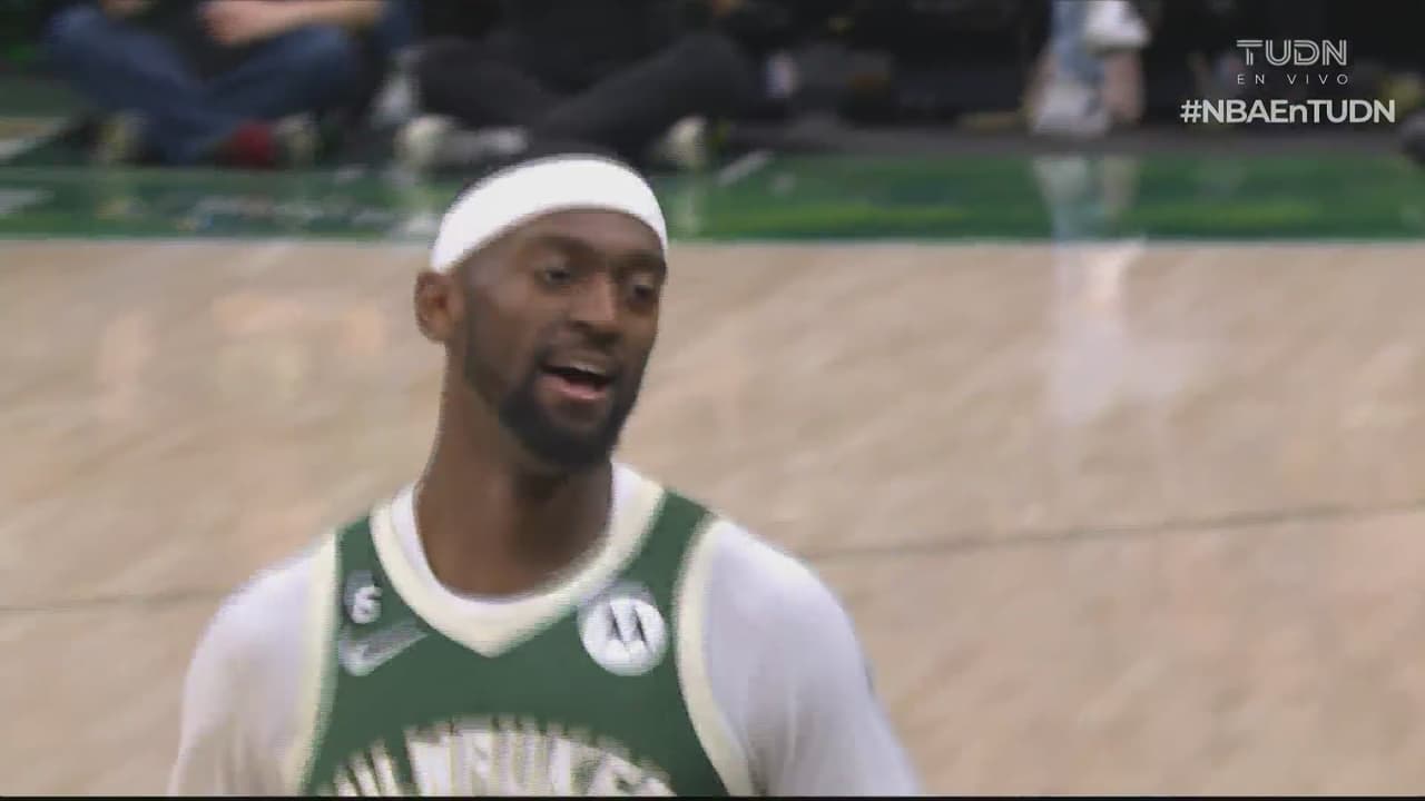 ¡Qué jugadón! Giannis hace el pase sin ver y Portis se encarga de encestar