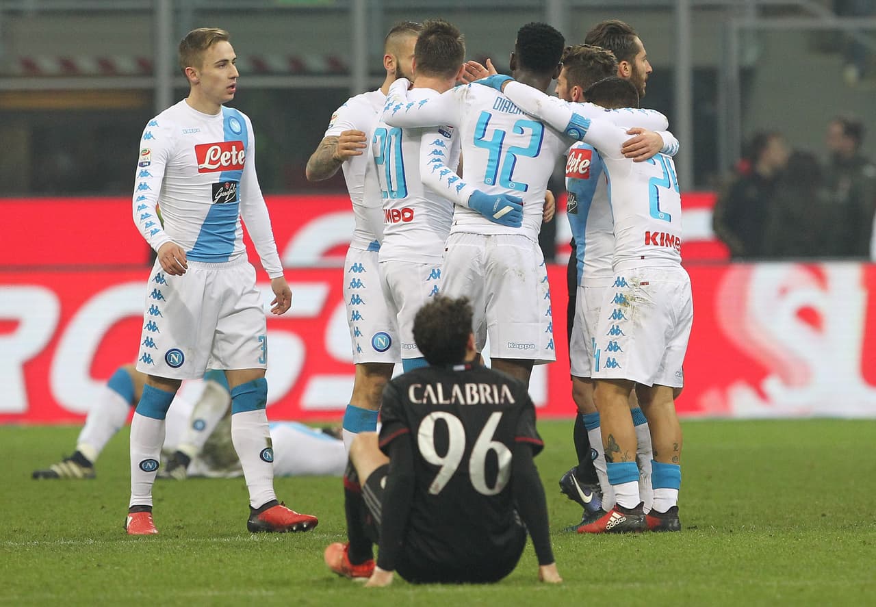 MILAN, ITALY - JANUARY 21: The players of the SSC Napoli celebrate a victory at the end of the Serie A match between AC Milan and SSC Napoli at Stadio Giuseppe Meazza on January 21, 2017 in Milan, Italy. (Photo by Marco Luzzani/Getty Images)