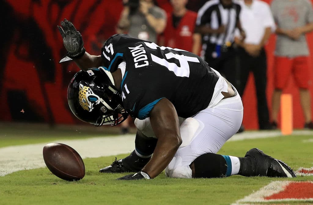 Desde un comienzo, Coughlin se opuso a este diseño bicolor y de inmediato sugirió, o ejerció su poder dentro de la organización, como vicepresidente, para volver al tono negro brillante en el casco.