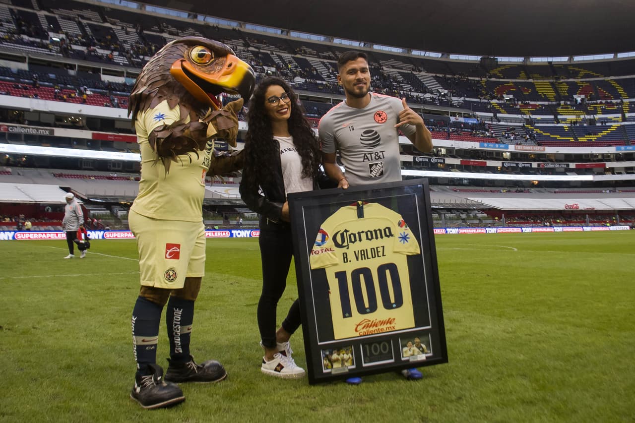 El paraguayo Bruno Valdéz también recibió una placa conmemorativa del América, por haber llegado a 100 partidos con los Azulcrema.