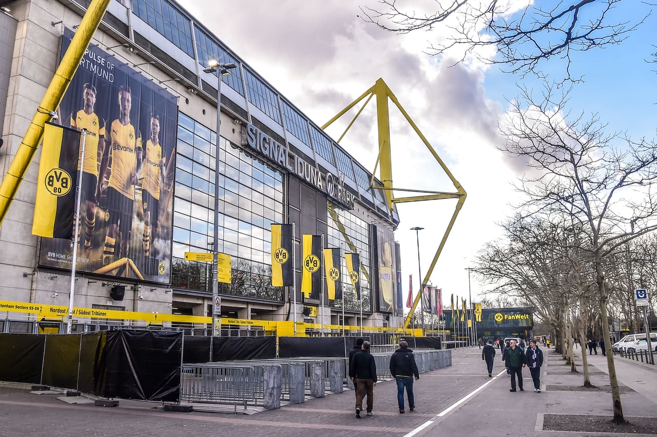 Después del 3-0 en favor del Tottenham en Londres, cientos de fanáticos ingleses llegaron hasta Alemania para acompañar a su equipo en la vuelta de los Octavos de Final ante el Borussia Dortmund. El ambiente fue protagonizado por una fiesta de alegría en las calles de Dortmund y los al rededores del Signal Iduna Park.