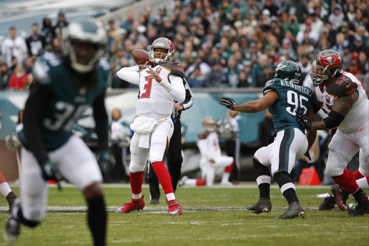 Jameis Winston empató la marca para novato con cinco pases de touchdown en un solo partido, Doug Martin corrió para 235 yardas, y los Tampa Bay Buccaneers vencieron a los Philadelphia Eagles 45-17.
