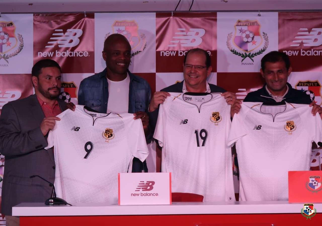 Este jueves, en una rueda de prensa, la Fepafut dio a conocer la playera con la que jugará la Copa Oro en los próximos días. Lejos de los colores tradiciones,
<a href="https://www.univision.com/deportes/futbol/copa-oro/costa-rica-vestira-de-gala-en-la-copa-oro-con-una-playera-especial-fotos" target="_blank">como fue el caso de Costa Rica</a>, los Canaleros tendrán un jersey blanco con detalles negros, dejando a un lado el rojo y el azul de su bandera. Además, tendrá unos patrones inspirados en el águila harpía, ave nacional, y el escudo será dorado.