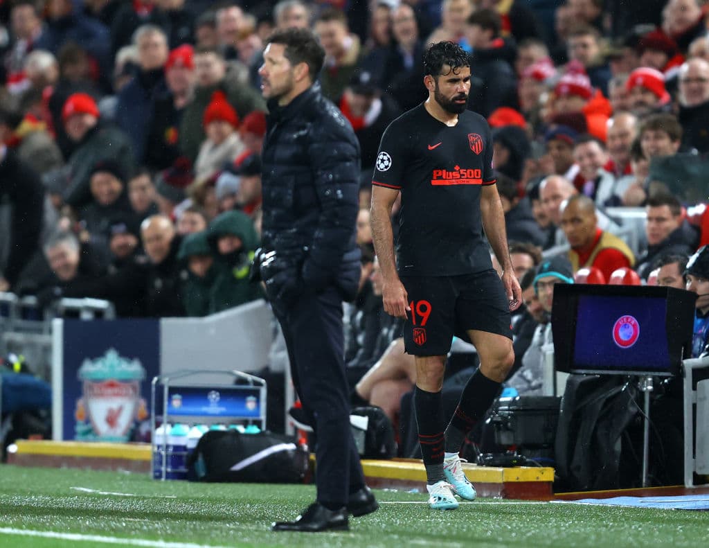 El 'Cholo' permanece estoico, en su área técnica, mientras Diego Costa pasa detrás de él, molesto y con cara de pocos amigos, tras ser sustituído.