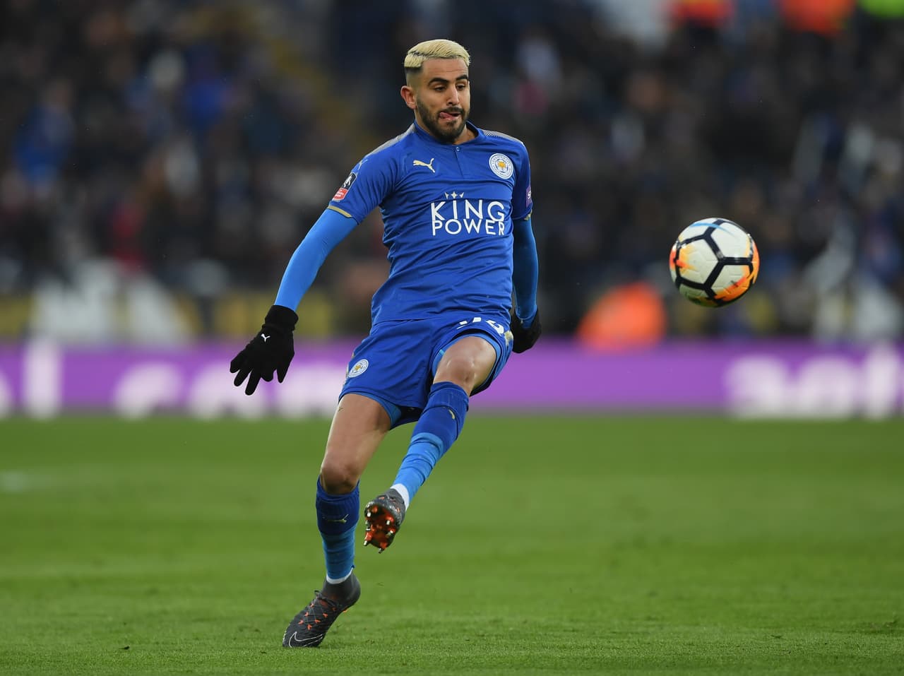 Aunque el Leicester está lejos de aquel equipo que sorprendió ganando la Premier hace dos temporadas, el nivel de Riyad Mahrez sigue siendo muy bueno. Manchester City lo tendría en la mira.