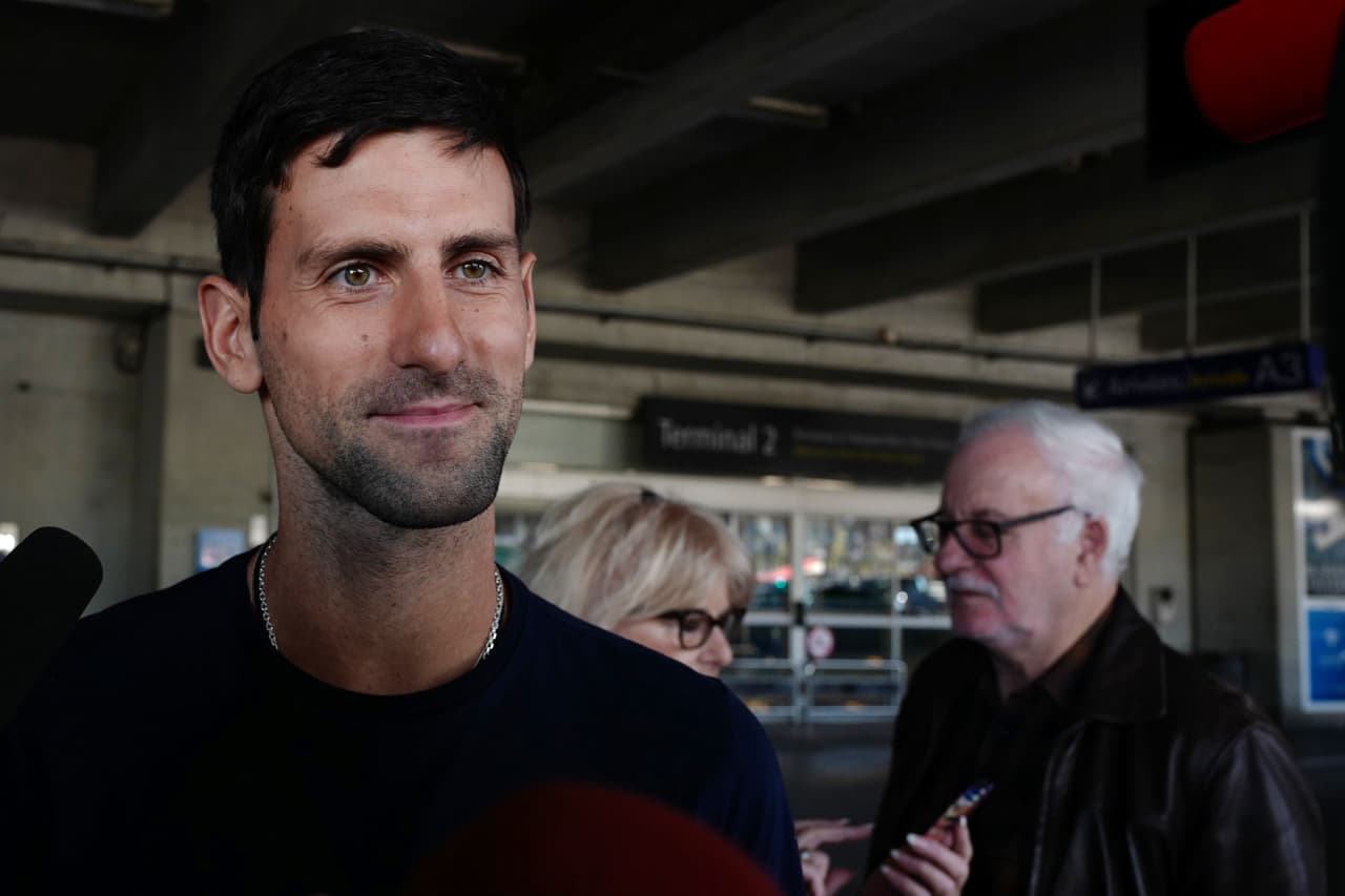 Novak Djokovic muestra su humildad al jugar con niños en la calle