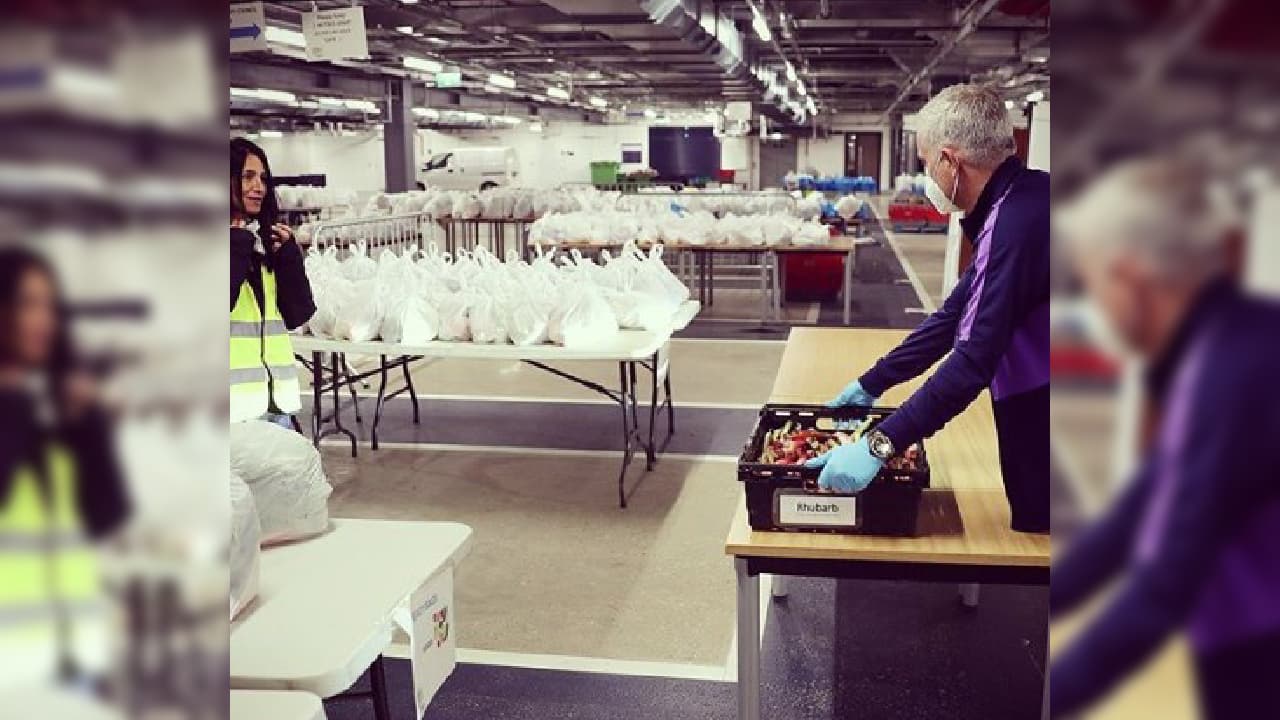 Los alimentos provienen directamente del huerto del club inglés. Es una muestra del compromiso que mantiene Tottenham con los sectores más necesitados.