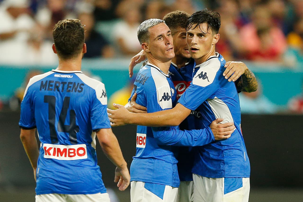 Eljif Elmas, otro fichaje importante del Napoli, es volante pero en un caso similar al de Zielinski, podría jugar alguna vez en la banda.