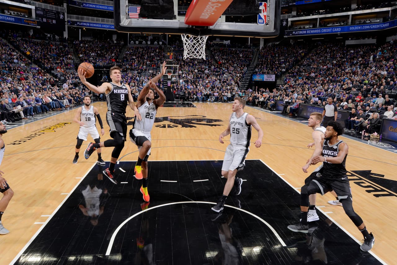 <b>Spurs 112-127 Kings: </b>el quinteto de Sacramento sigue sin darse por vencido en su camino a los playoffs y quedó a un triunfo de los Clippers en el Oeste.
