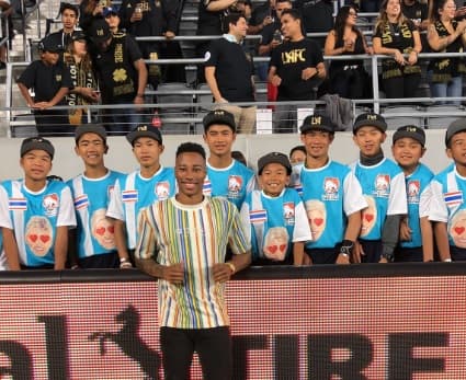 Los jóvenes estuvieron muy contentos en el Banc of California Stadium.