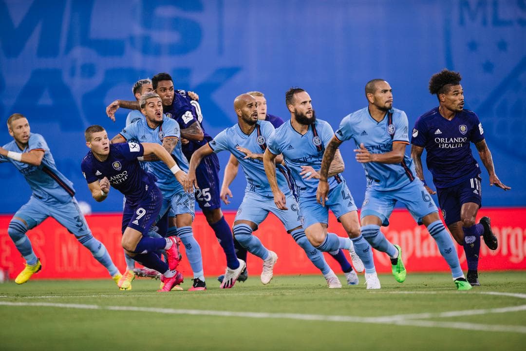 Oralando City continúa en fuego y esta vez derrotan al New York City FC en casa con goles de Chris Mueller y Tesho Akindele.